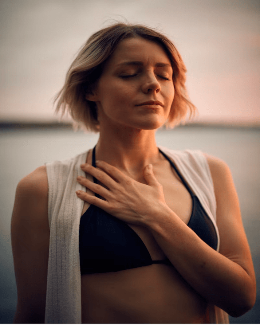 alt="Women nourishing herself on a retreat"